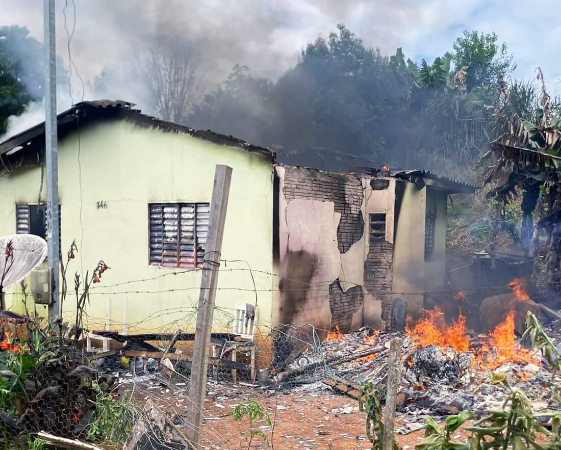 Capa Residência é consumida pelo fogo em Iraí