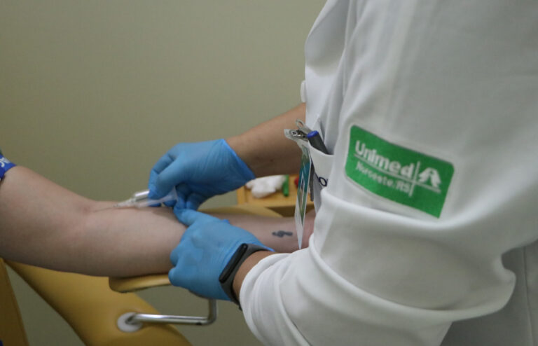 Capa Check-up Rosa: Laboratório Unimed oferece 30% de desconto em exames para a saúde da mulher