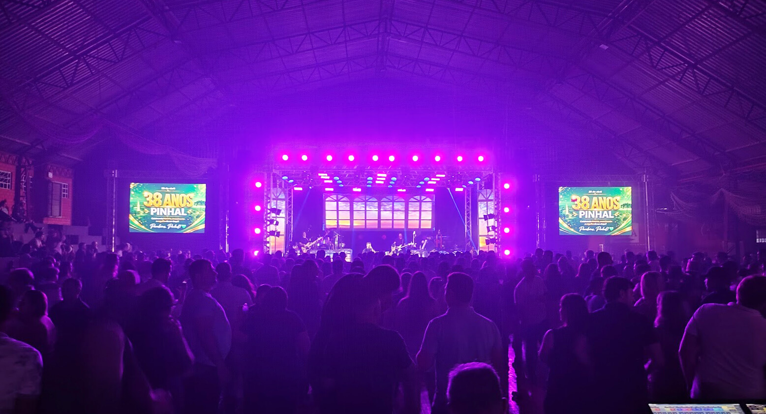 Capa Pinhal celebra 38 anos com show nacional e grande público