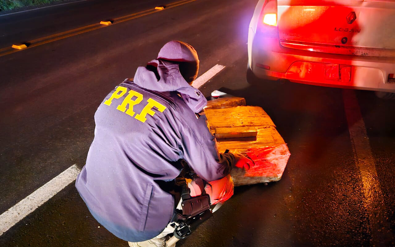 Capa PRF apreende mais de 100 kg de maconha em Passo Fundo