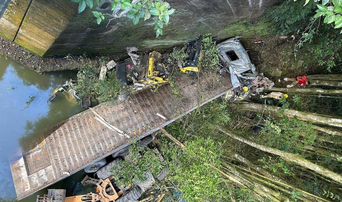 Capa Homem morre e outro fica gravemente ferido após caminhão cair de ponte