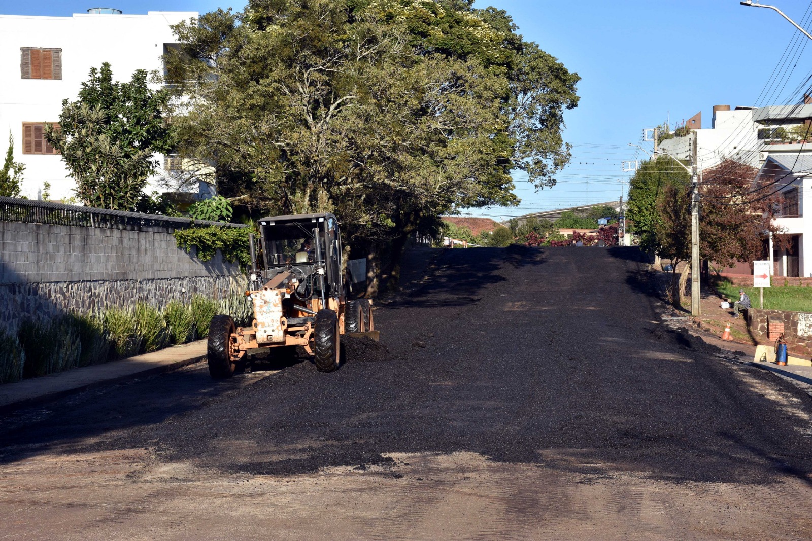 Capa Três Passos: Rua Andrade Neves recebe nivelamento com pavimentação asfáltica