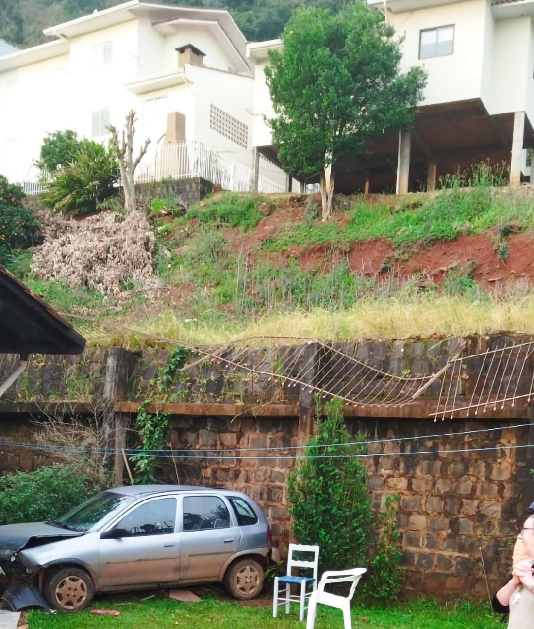 Capa Carro sai da pista, rompe cerca e cai em barranco em SC