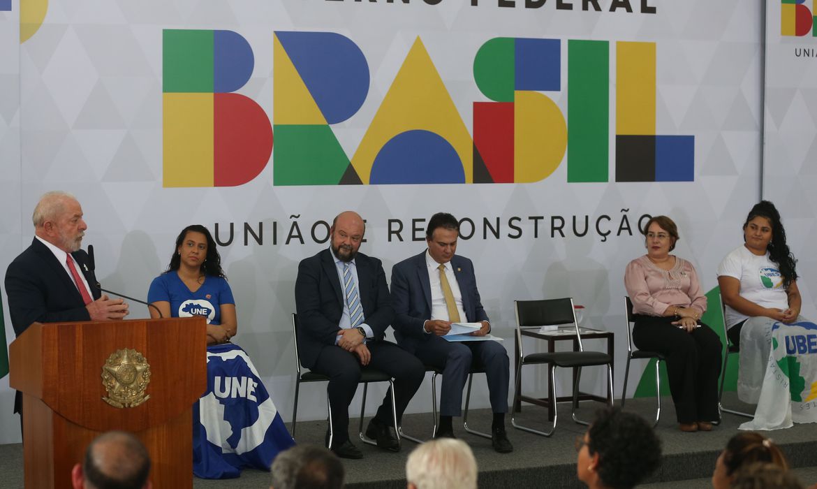 Capa Governo libera R$ 2,44 bilhões extras para universidades