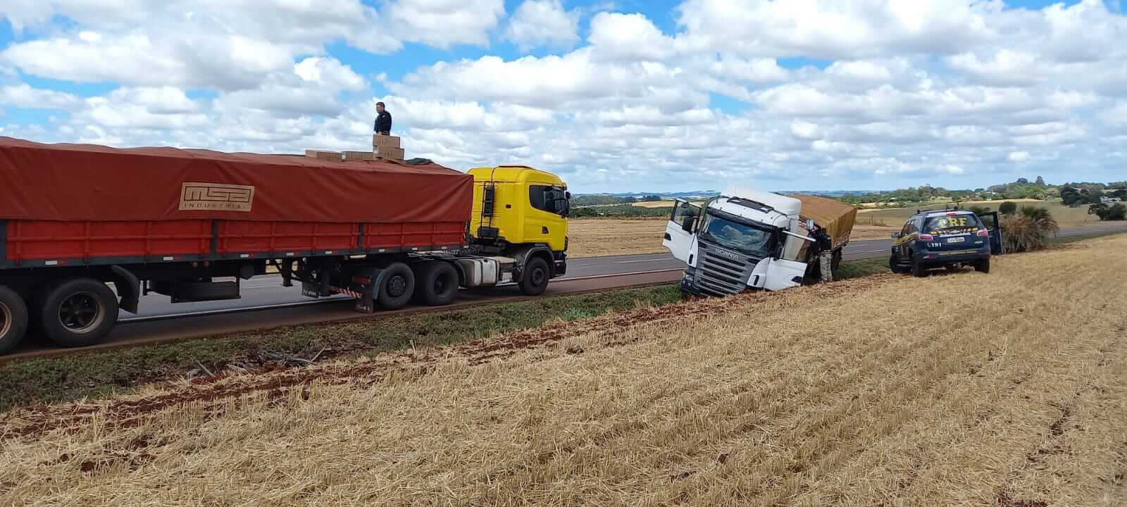 Capa PRF apreende duas carretas carregadas com cigarros e prende dois paraguaios após tentativa de fuga