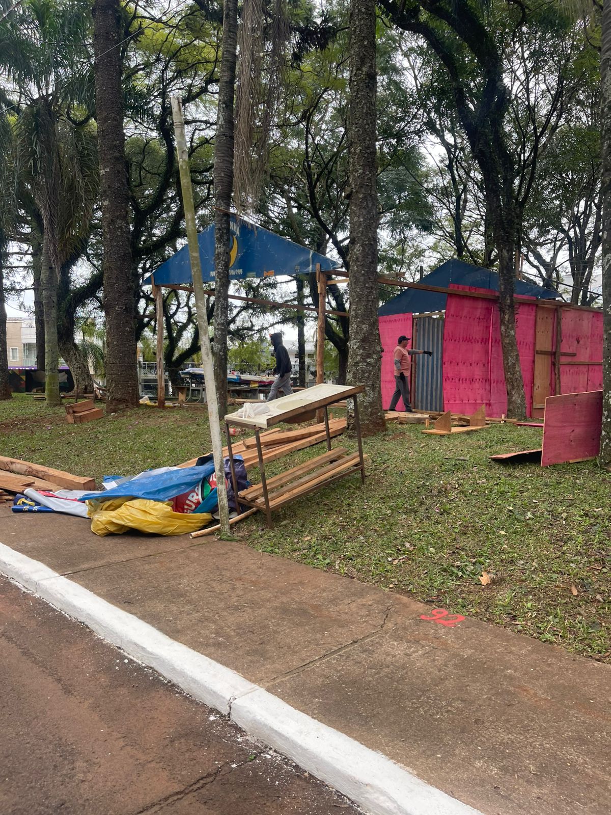 Capa Cidade de Lona começa a ser montada para o 39º Carijo da Canção Gaúcha em Palmeira das Missões