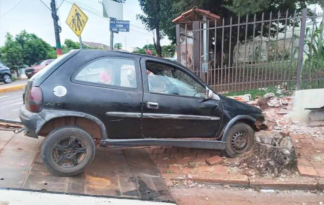 Capa Condutor perde o controle do carro e colide em residência em Coronel Bicaco