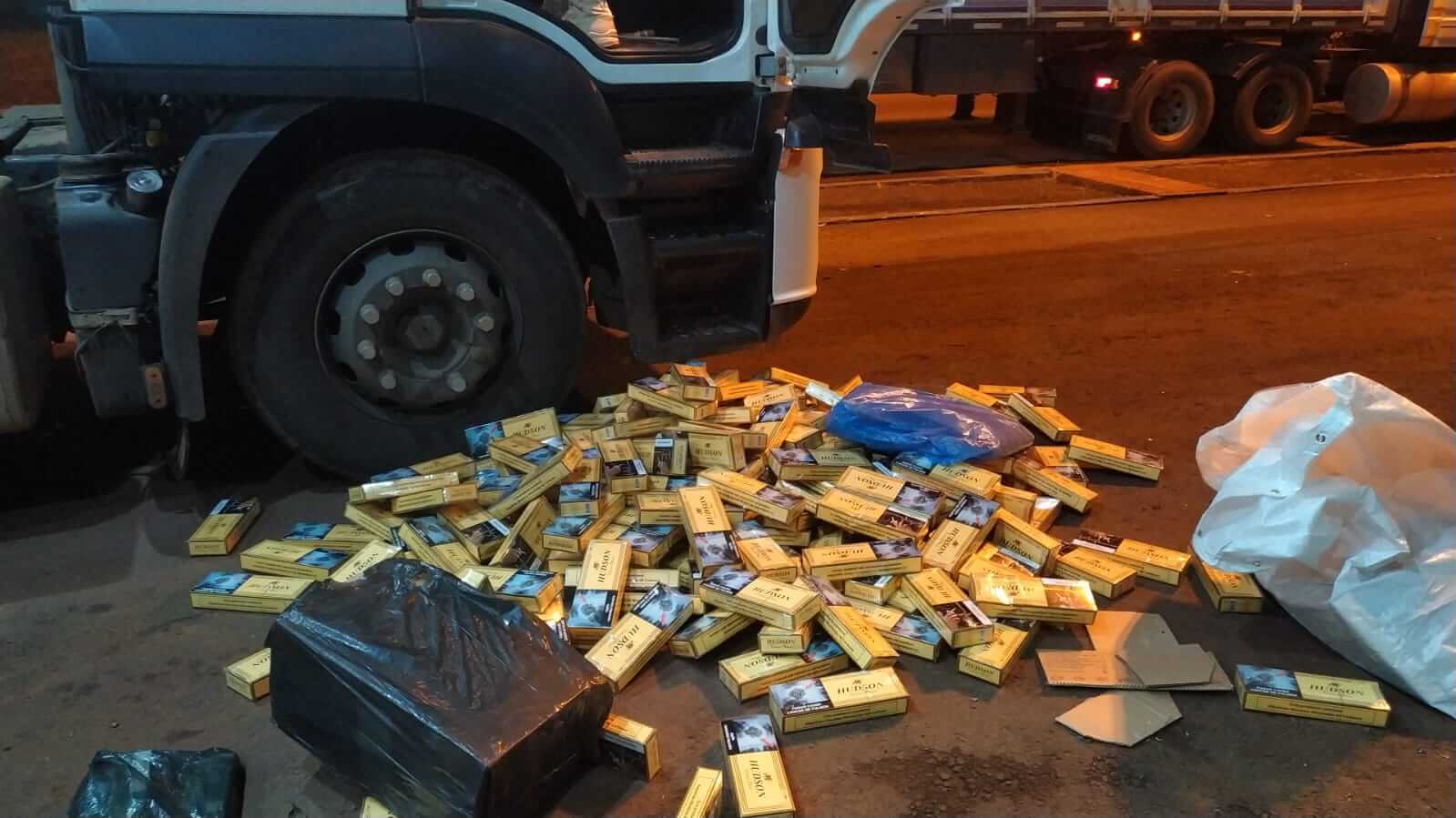 Capa PRF prende contrabandistas com duas carretas com mercadorias em Seberi