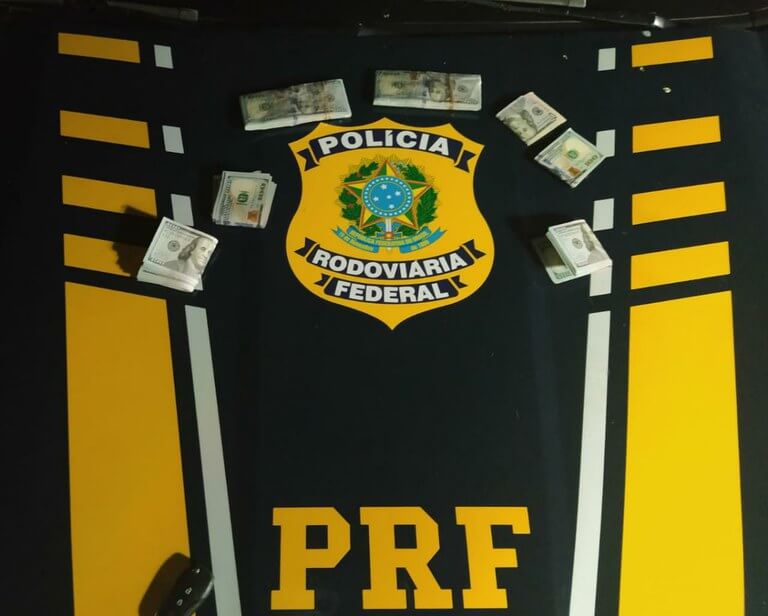 Capa PRF apreende 24 mil dólares escondidos em carro em Rosário do Sul