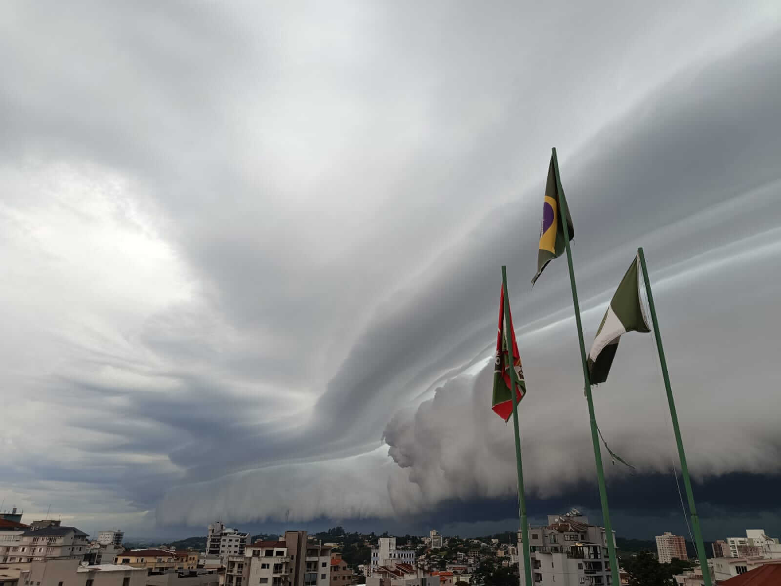 Capa Municípios da região contabilizam estragos após fenômeno climático