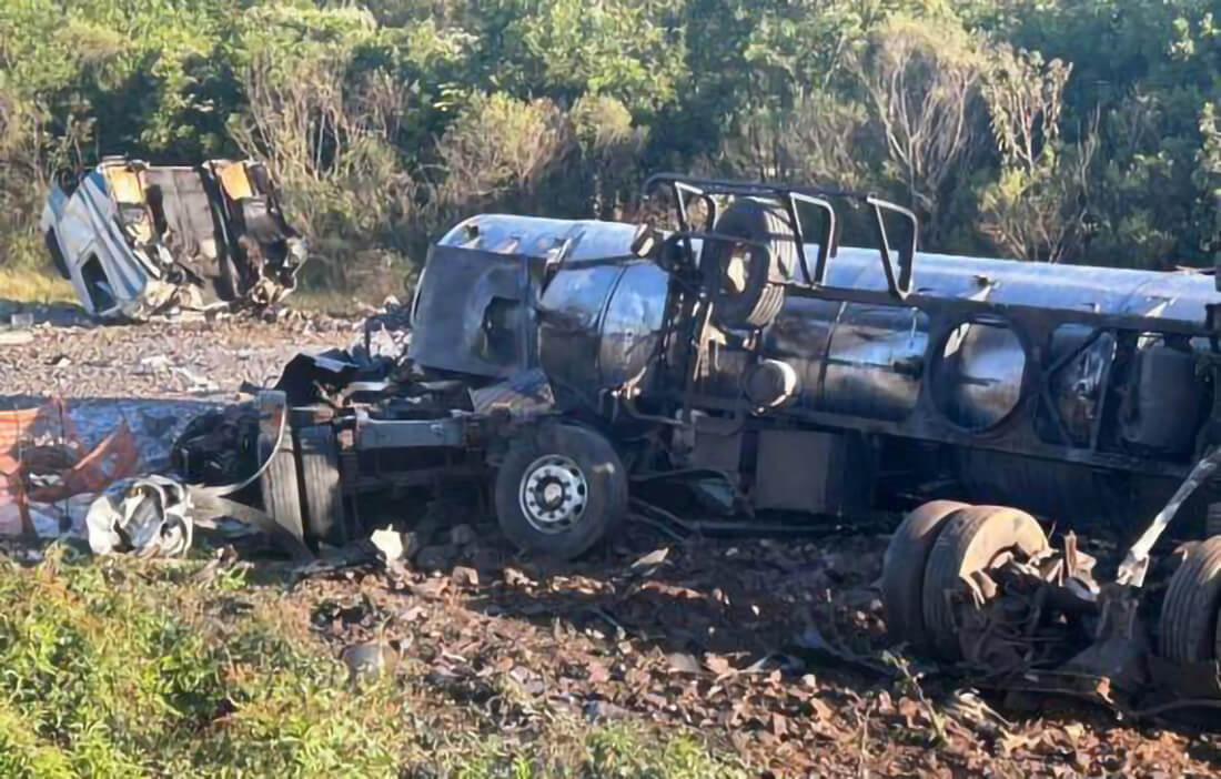 Capa Grave acidente entre carretas e caminhonete mobiliza equipes na BR-386