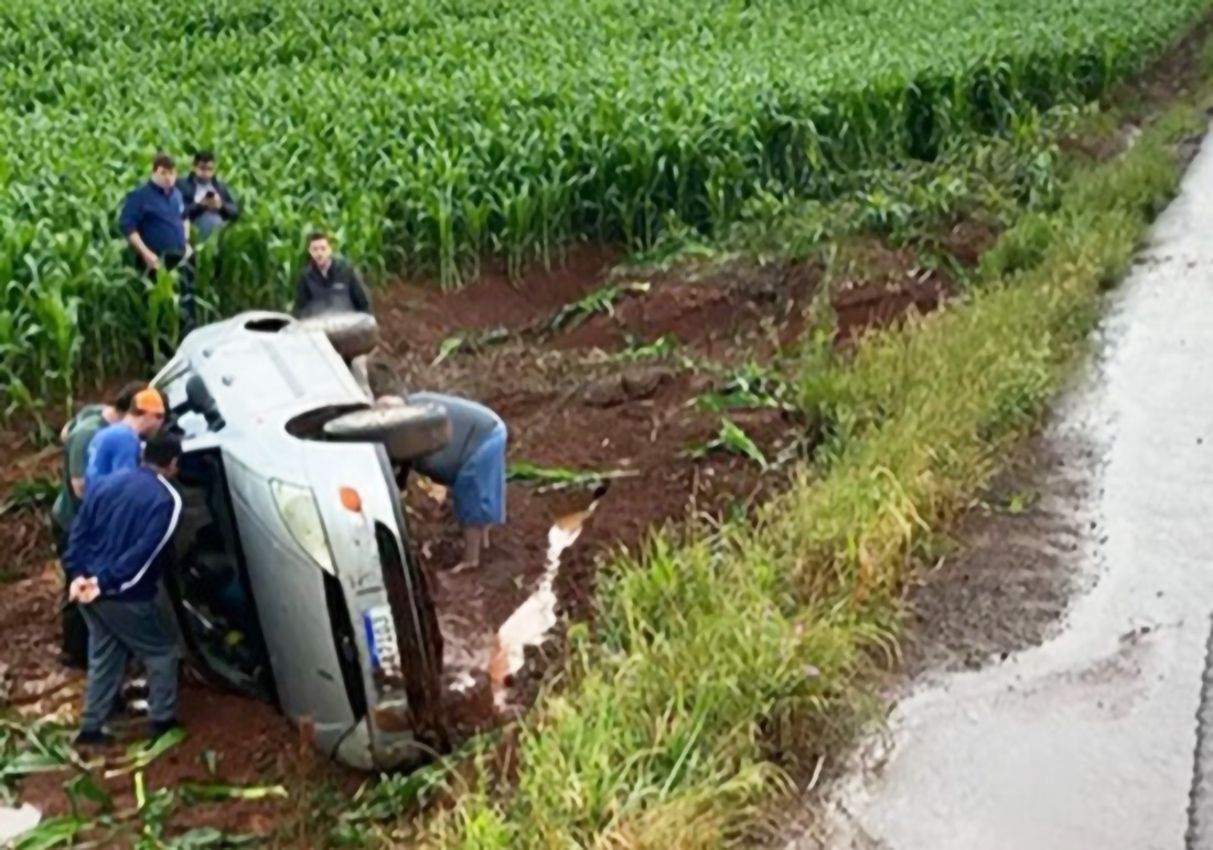 Capa Uma pessoa fica presa às ferragens e é socorrida após acidente em Miraguaí