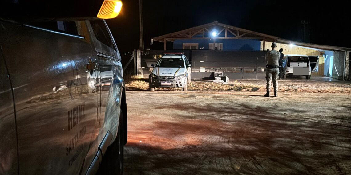 Capa Homem é executado a tiros dentro de carro na garagem de casa em Parobé
