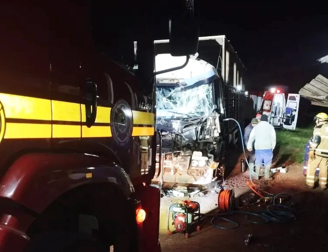 Capa Acidente com caminhões em Redentora deixa motorista ferido e preso às ferragens