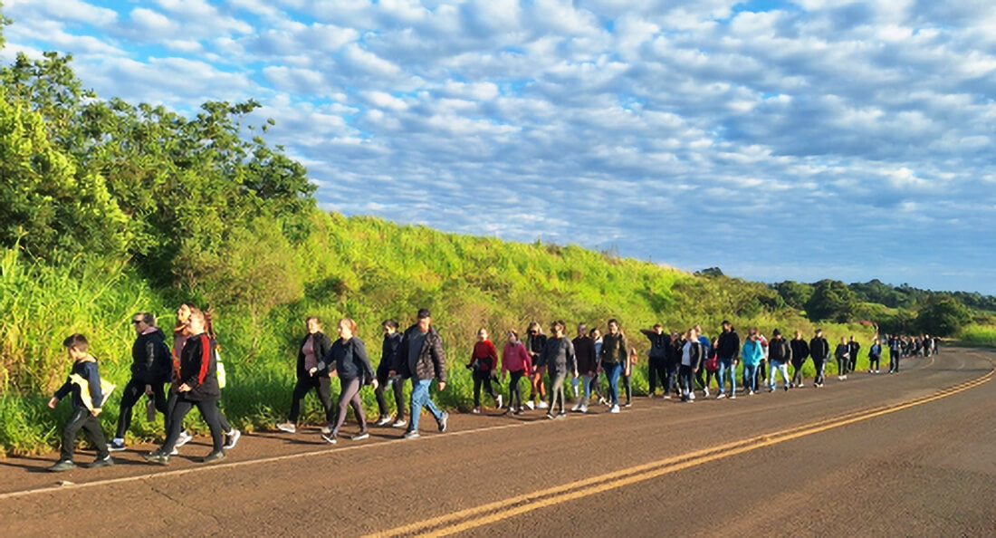 Capa Fiéis fazem 17 km de caminhada em procissão para a 30ª Romaria em honra aos Beatos Manuel e Adílio