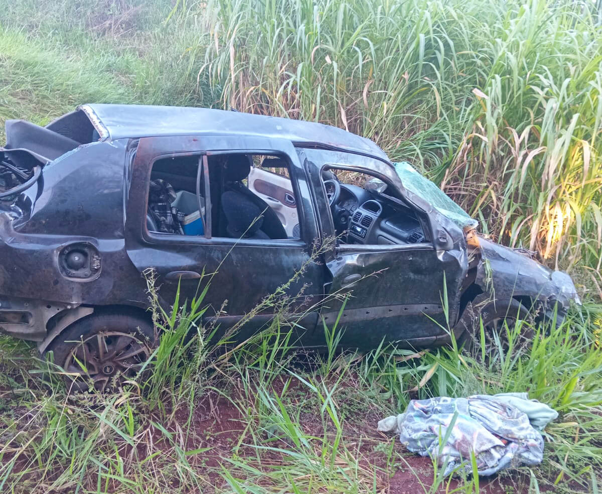 Capa Veículo sai da pista e deixa feridos na BR-468 em Coronel Bicaco