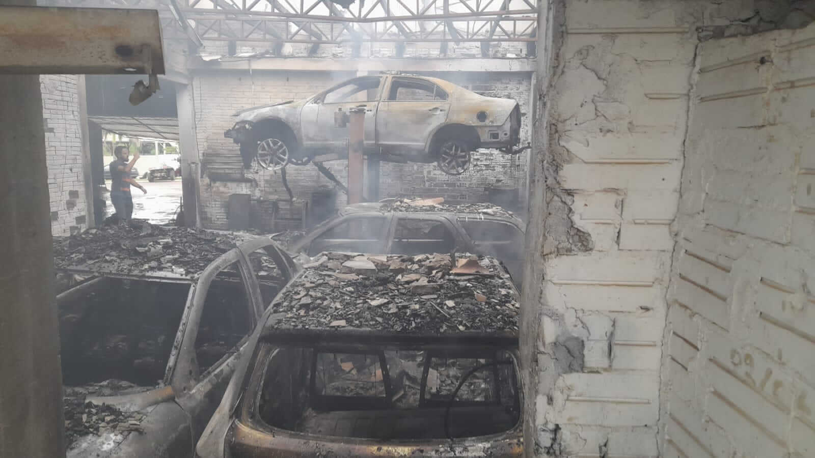 Capa Três Passos: Incêndio atinge apartamento e parte de uma oficina