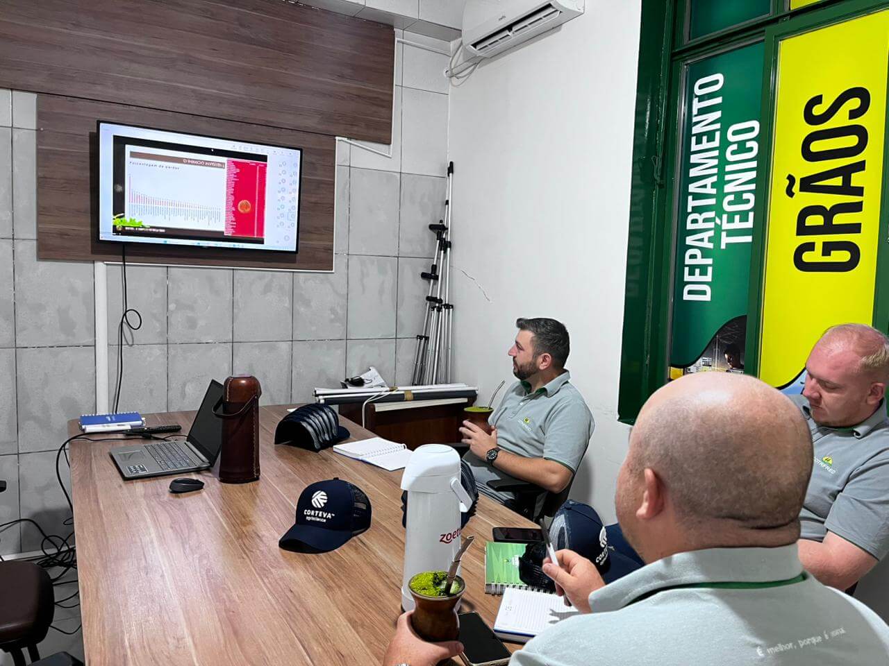 Capa Cotrifred recebe treinamento técnico da Corteva para equipe do Departamento Técnico
