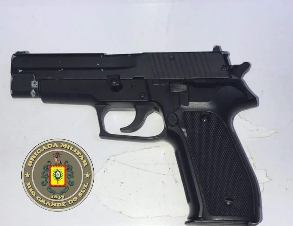 Capa Brigada Militar de Seberi apreende simulacro de uma pistola