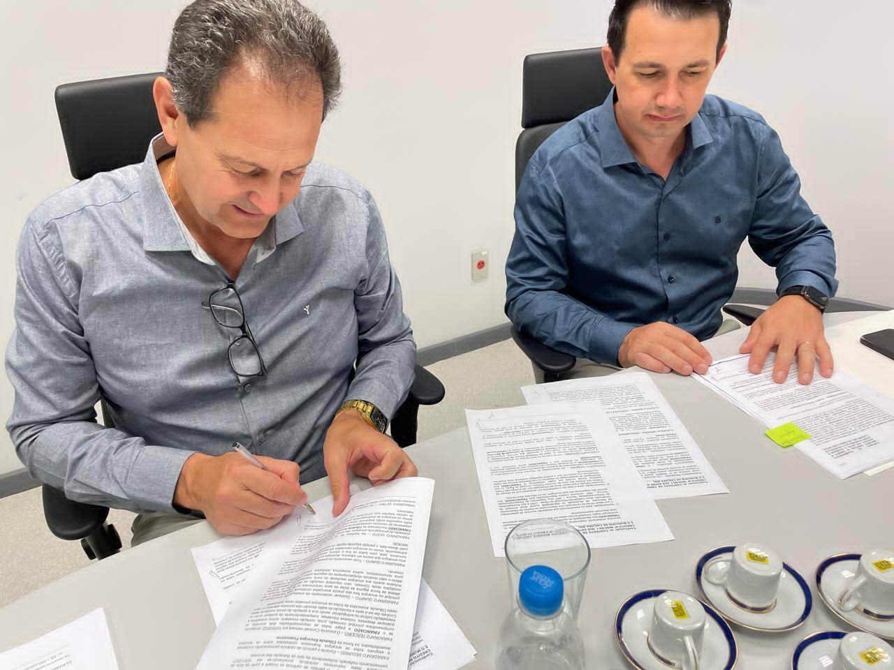 Capa Prefeitura de Caiçara firma convênio de R$ 1 milhão para aquisição de novos ônibus escolares