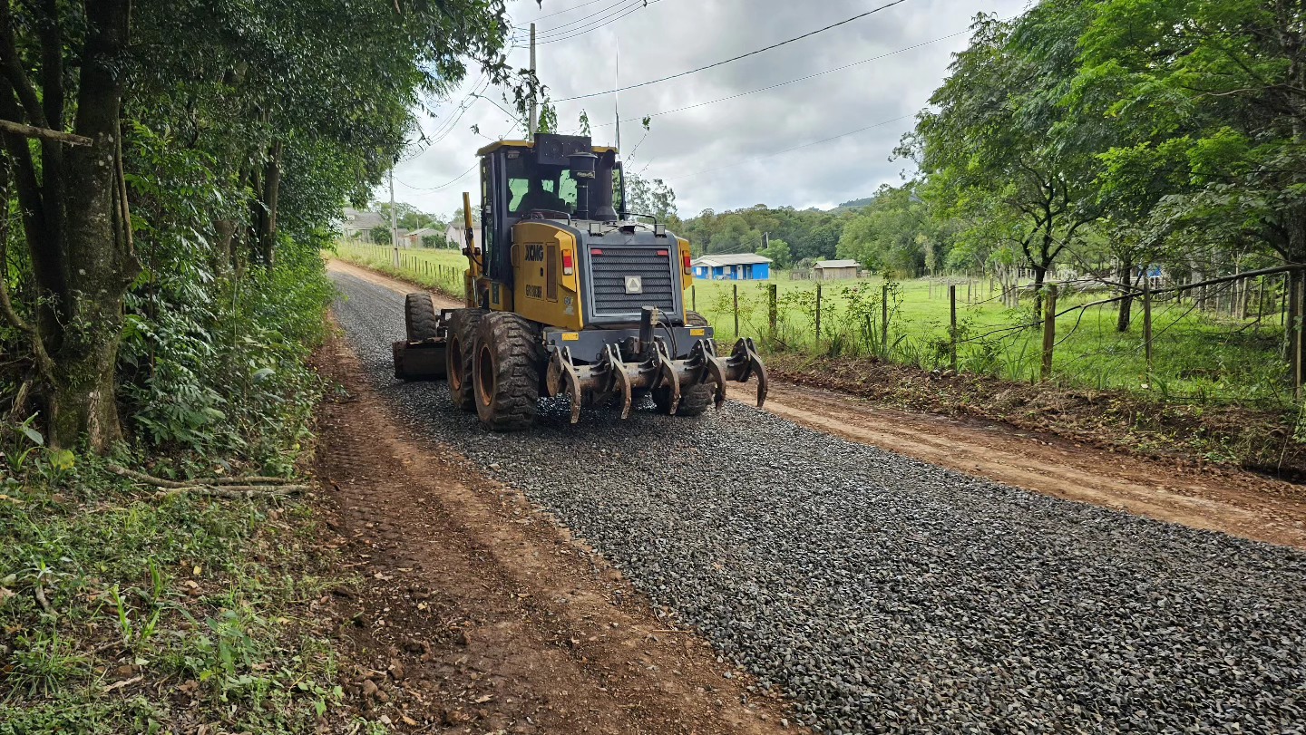 Capa Gramado dos Loureiros inicia obras de britagem em estradas do interior
