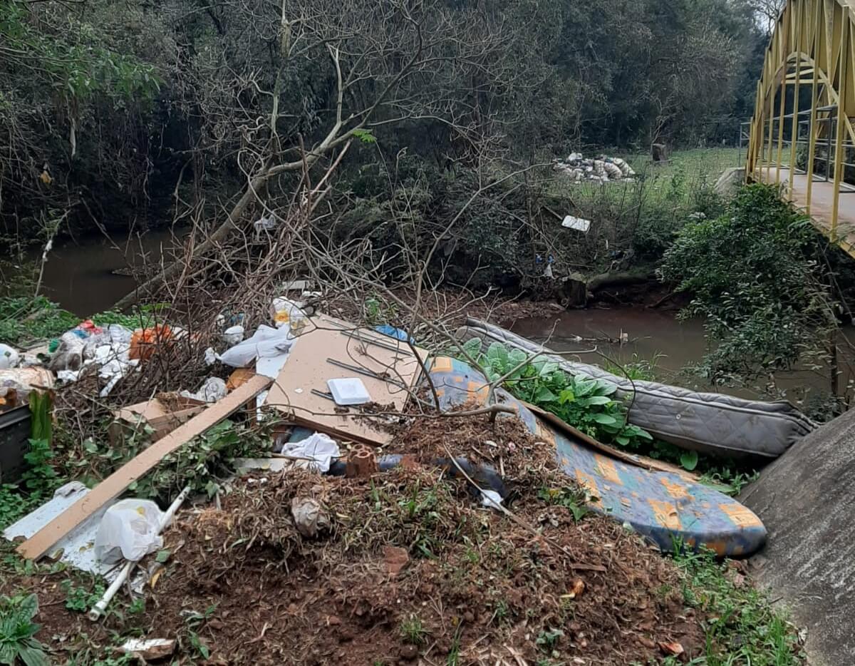 Capa Descarte irregular de lixo é flagrado na passarela do Rio Caturetê em Sarandi