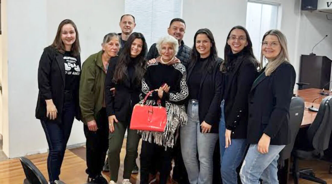 Capa DE TRÊS PASSOS A GRÉCIA: MÃE REECONTRA FILHO APÓS 15 ANOS SEM CONTATO