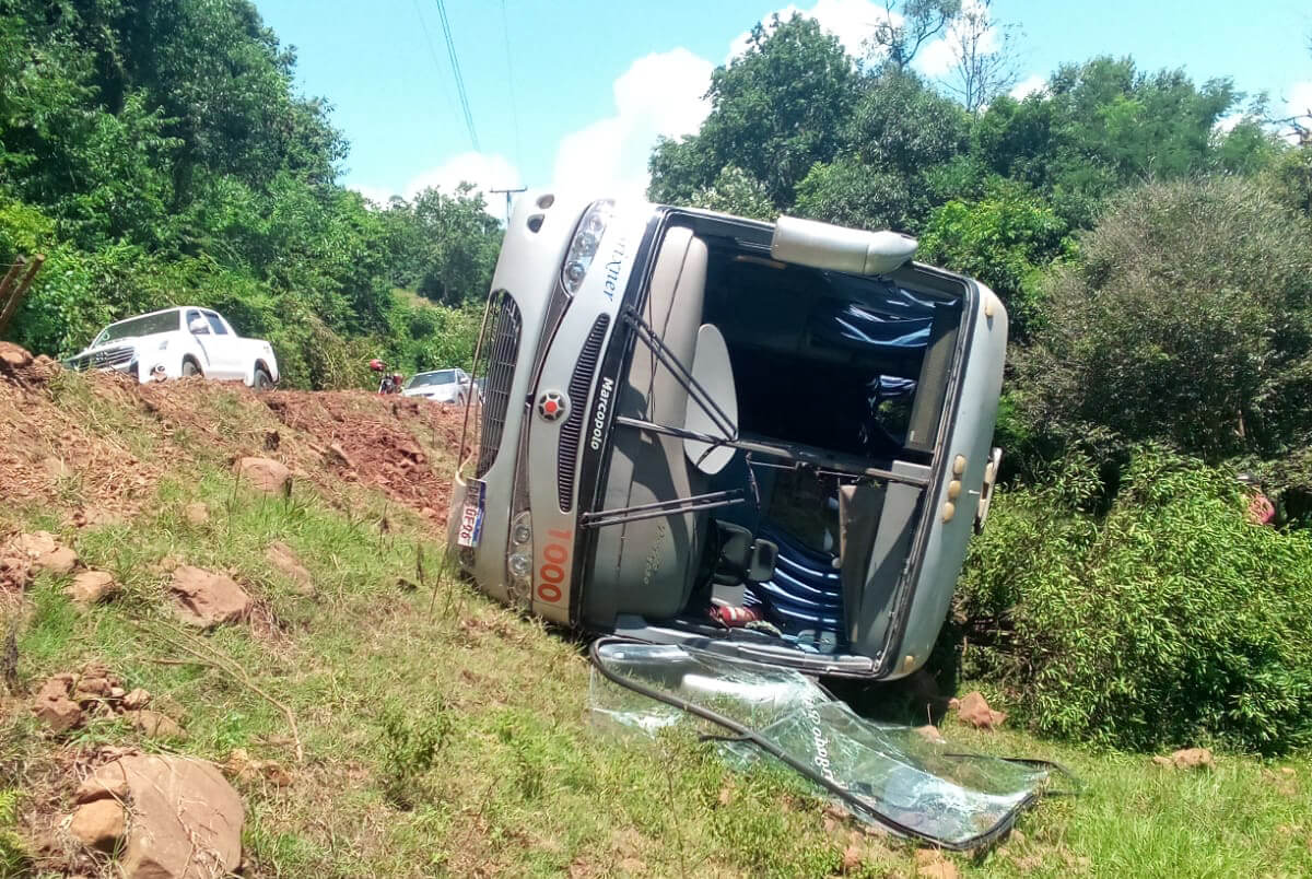 Capa Ônibus com trabalhadores de frigorífico tomba em Pinheirinho do Vale