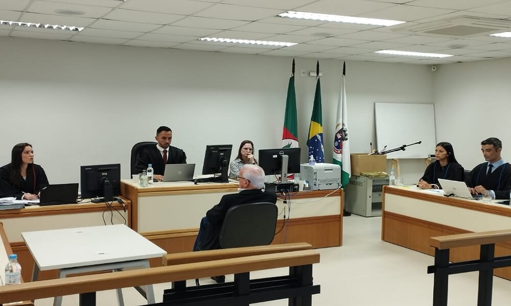 Capa Iniciado julgamento de acusada por tentativa de homicídio contra prefeito de Palmitinho