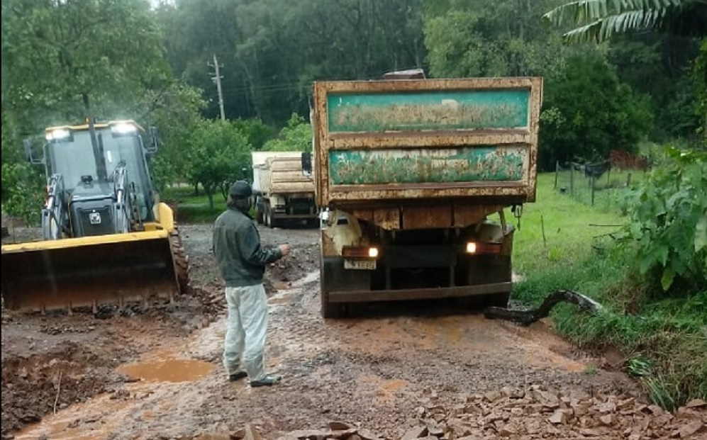Capa Palmitinho: Obras trabalha para recuperar estradas e pontes afetas pelas chuvas
