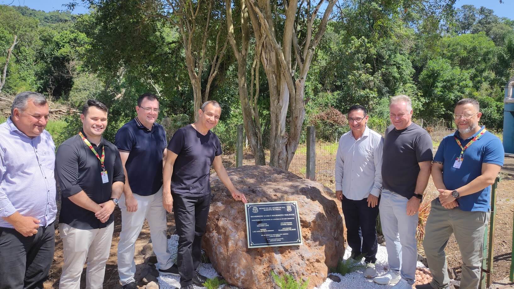 Capa Pinhal entrega 10 casas populares e anuncia construção de mais 20 unidades