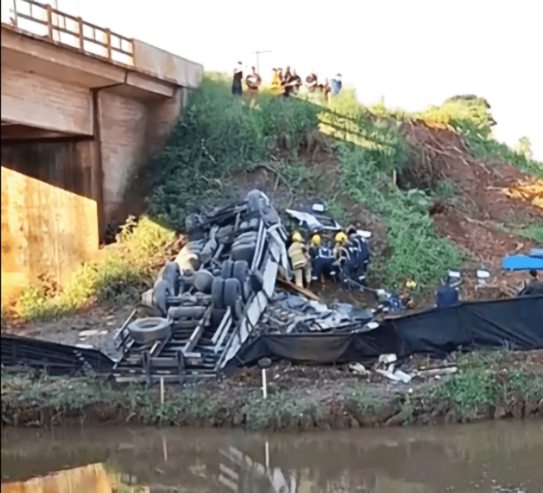 Capa Caminhão despenca de ponte sobre o Rio Potiribu na BR-285 em Ijuí