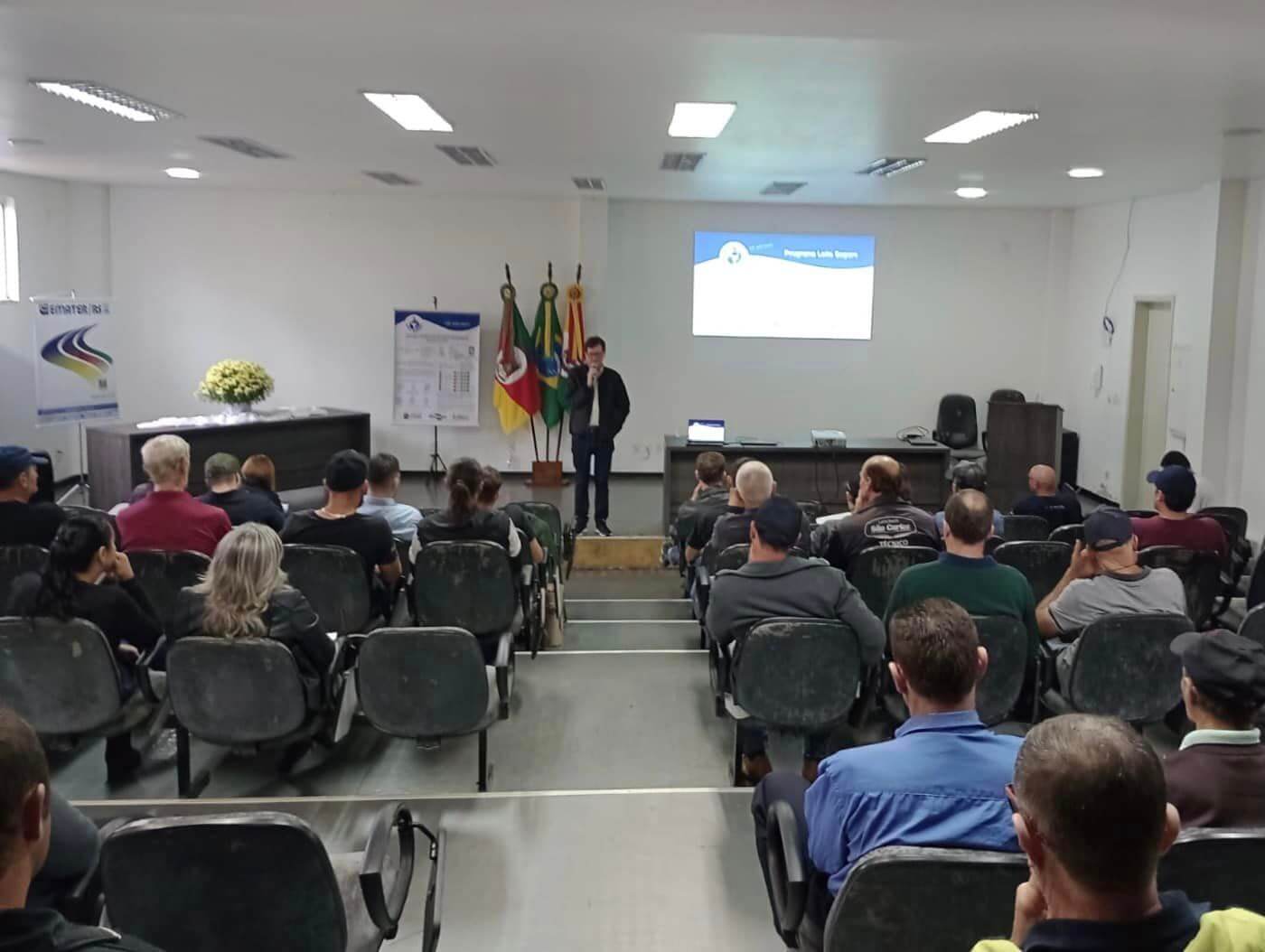 Capa Caiçara sedia Dia de Campo sobre o Leite