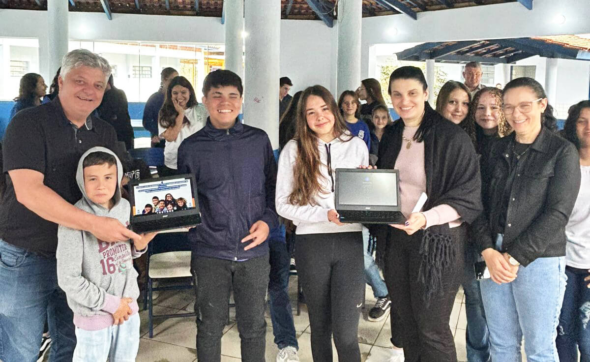 Capa Liberato Salzano entrega Chrome books a alunos para modernizar a educação