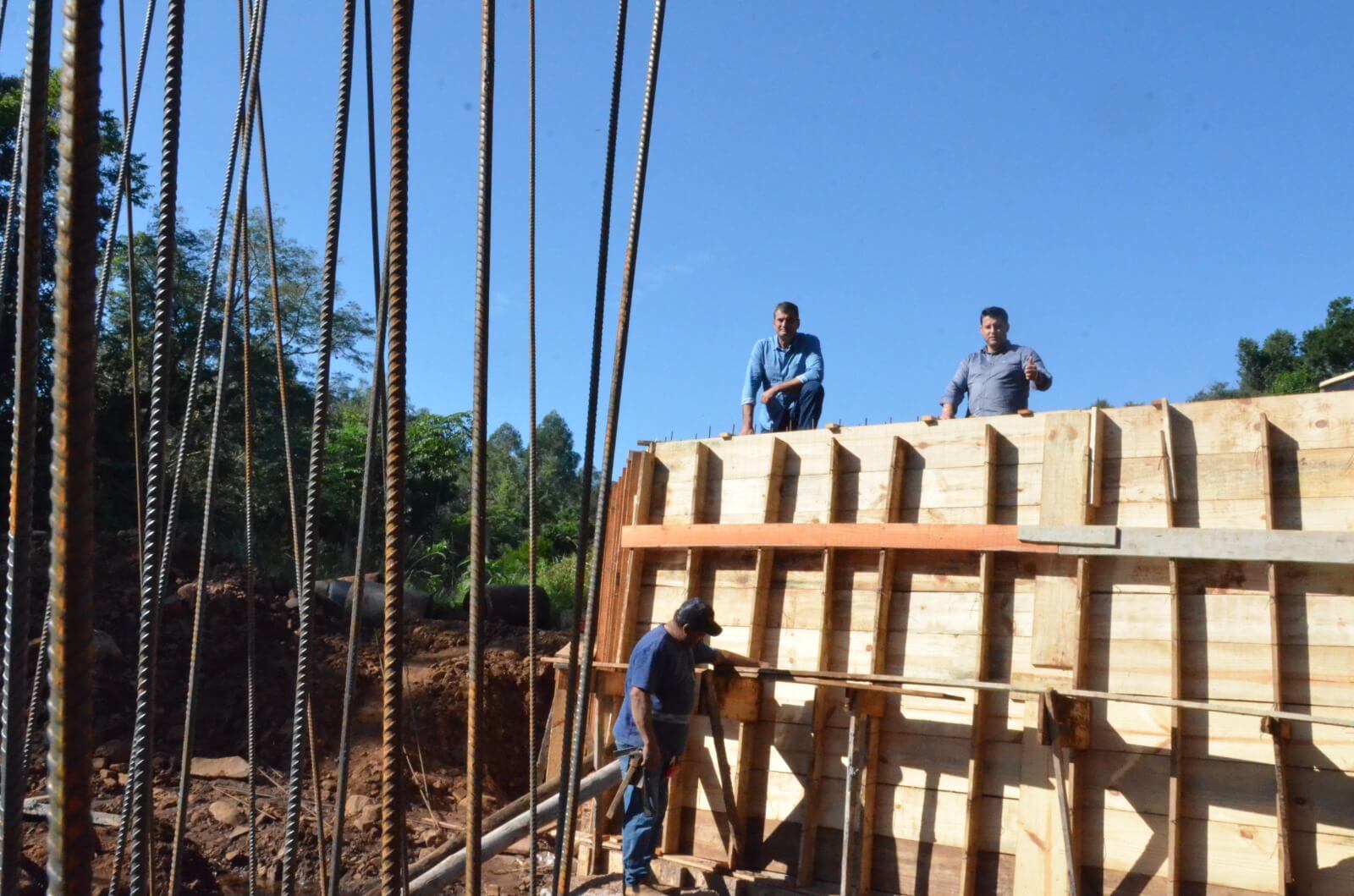 Capa Caiçara: Prefeito Municipal em exercício e Secretário Municipal de Obras e Urbanismo visitam obra da pontilhão da Linha Forquilhas