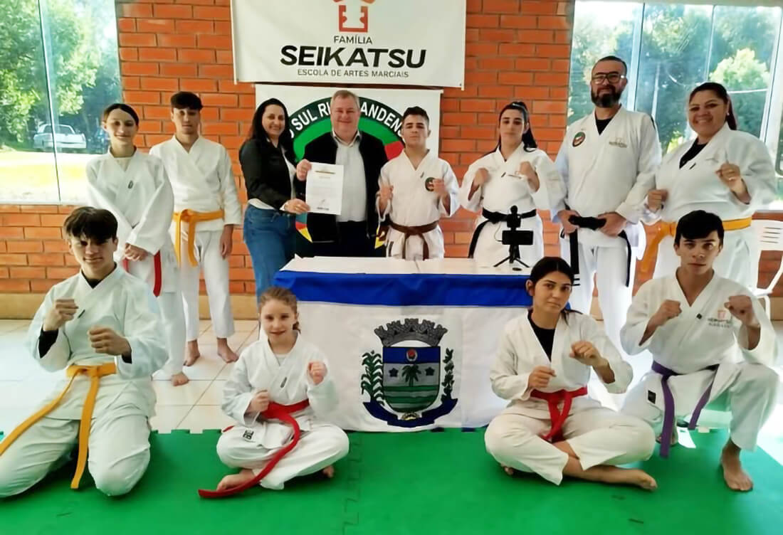 Capa Prefeito Benhur Barth prestigia exame de faixa de karatê em Palmitinho