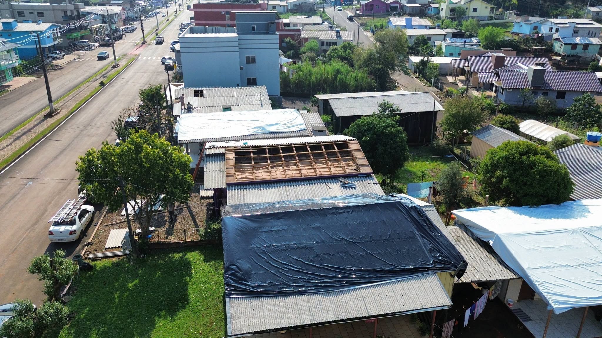 Capa Prefeito de Três Palmeiras faz apelo nacional por 25 mil telhas após granizo destruir 80% das casas