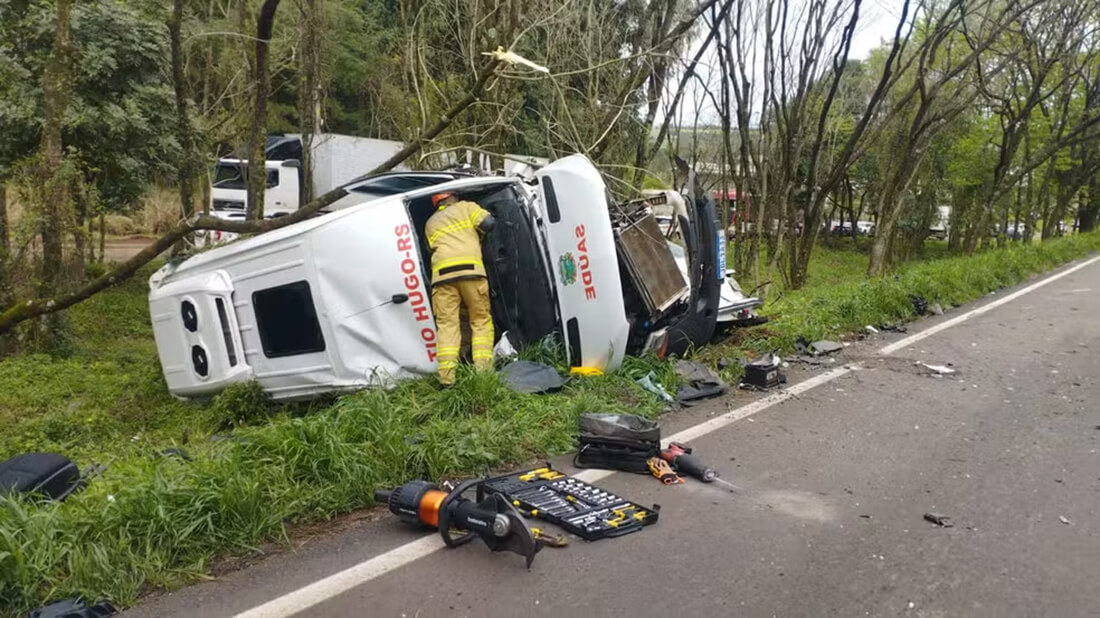 Capa Acidente com ambulância deixa um morto e duas mulheres feridas em Passo Fundo