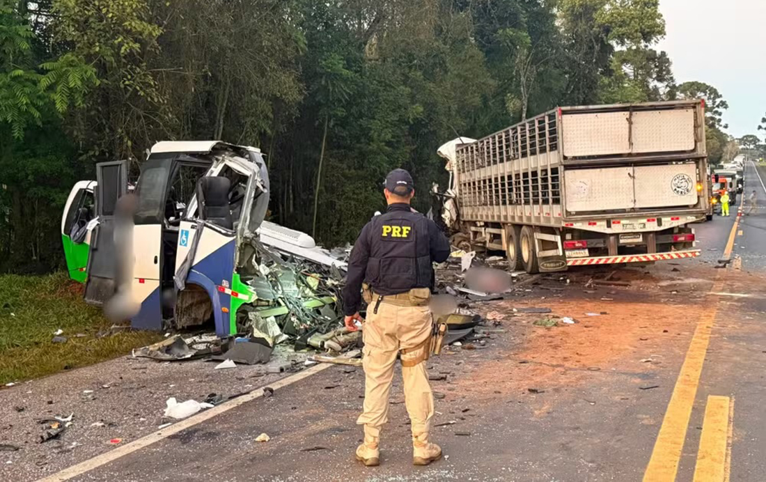 Capa Colisão frontal entre micro-ônibus e carreta de Erechim deixa 23 mortos no Paraná