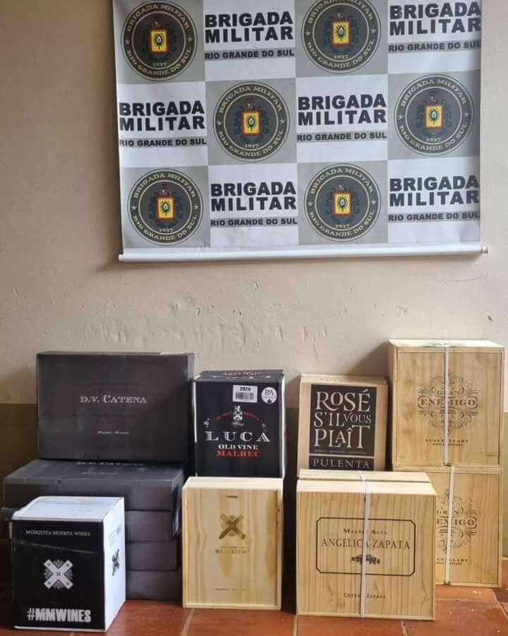 Capa BM apreende vinhos de origem estrangeira em Crissiumal