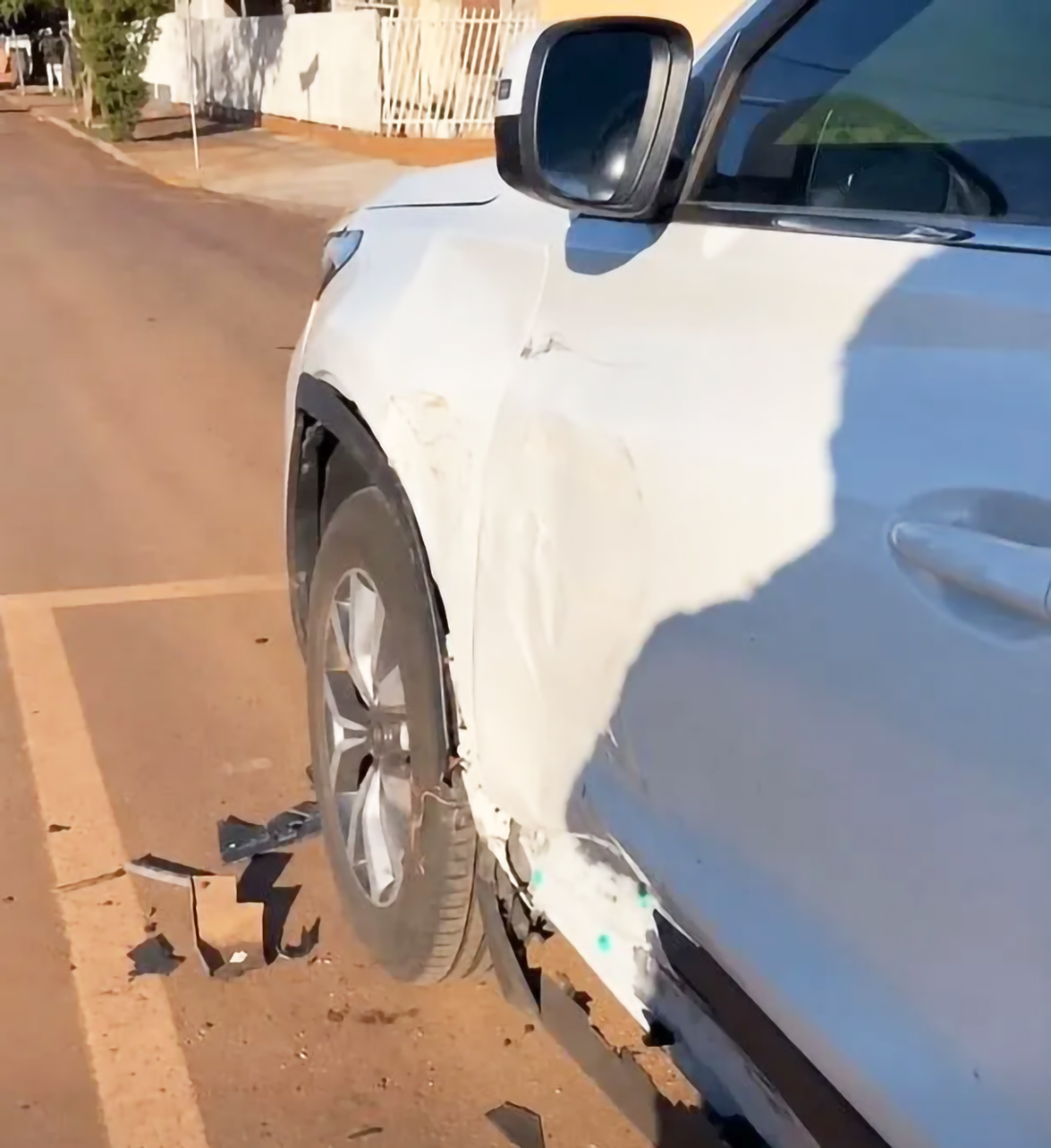 Capa Caminhão colide contra automóveis e motorista foge do local em Tenente Portela