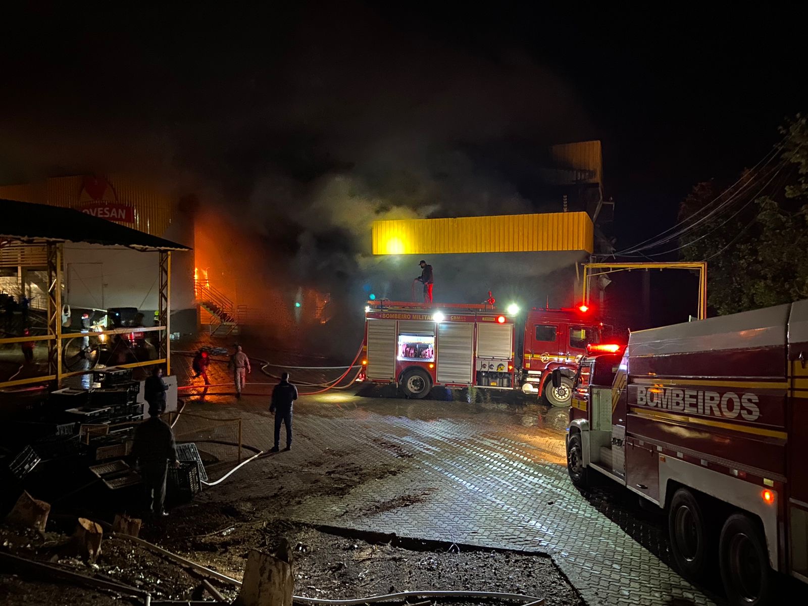 Capa Incêndio de grandes proporções atinge fábrica da Frangos Piovesan em Frederico Westphalen