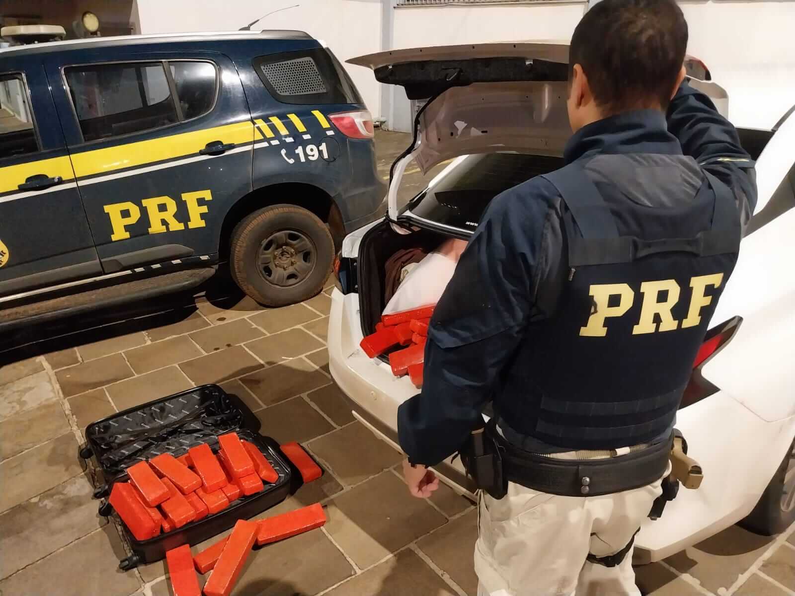Capa PRF prende duas mulheres por tráfico de drogas em Carazinho