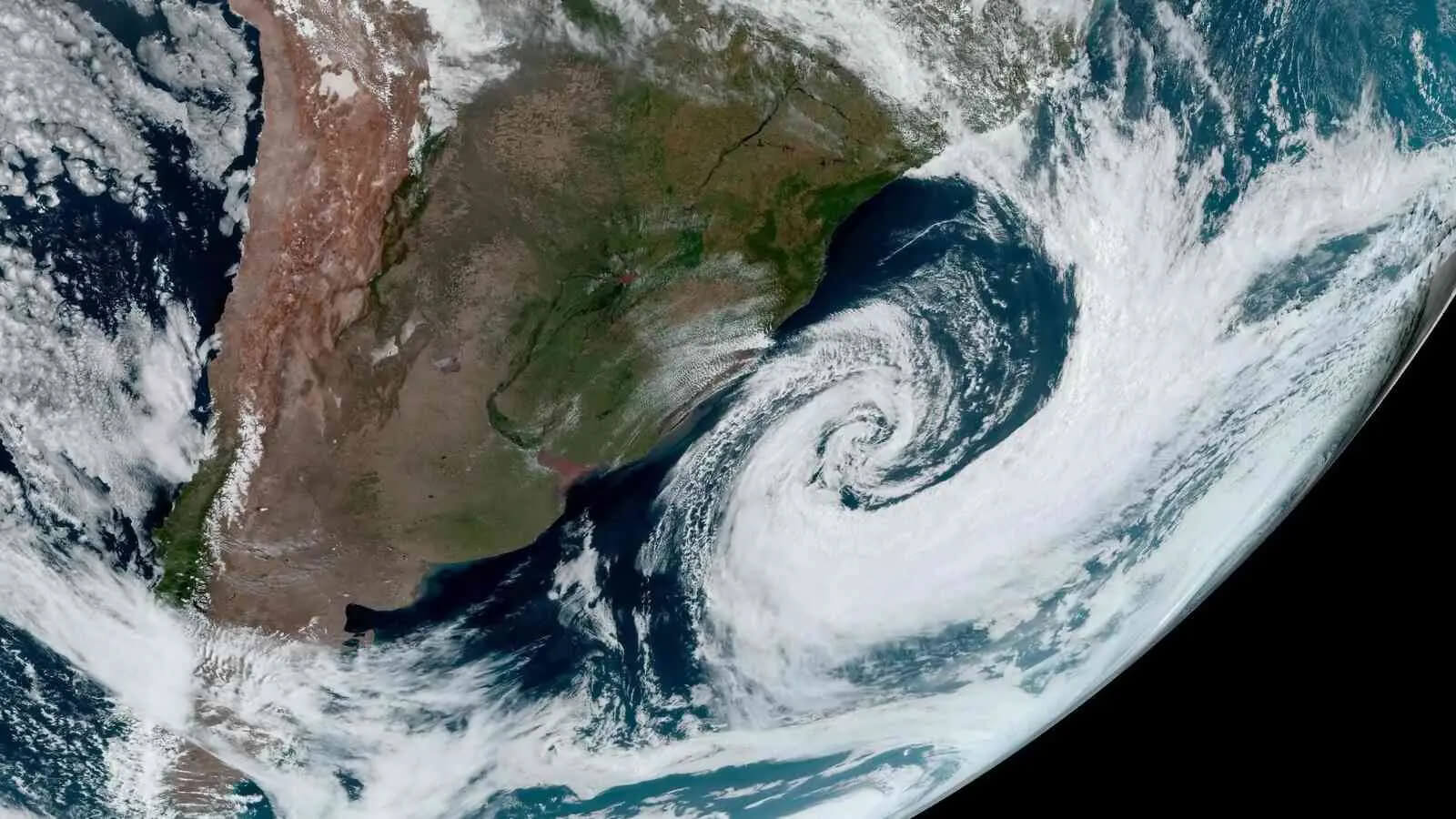 Capa Ciclone extratropical deve trazer ventos de até 100 km/h no RS nesta semana