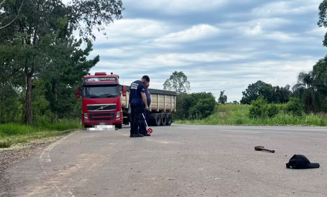 Capa Caminhoneiro morre atropelado pelo próprio veículo