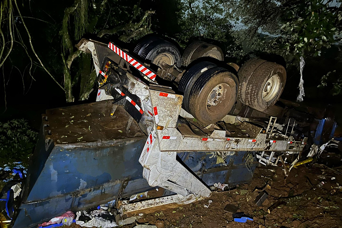 Capa Capotamento de caminhão deixa uma pessoa morta e outra ferida na RS-135