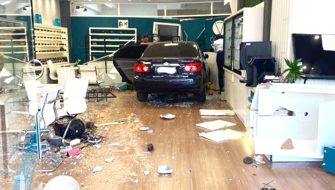 Capa Carro desgovernado invade ótica no centro de Cerro Largo