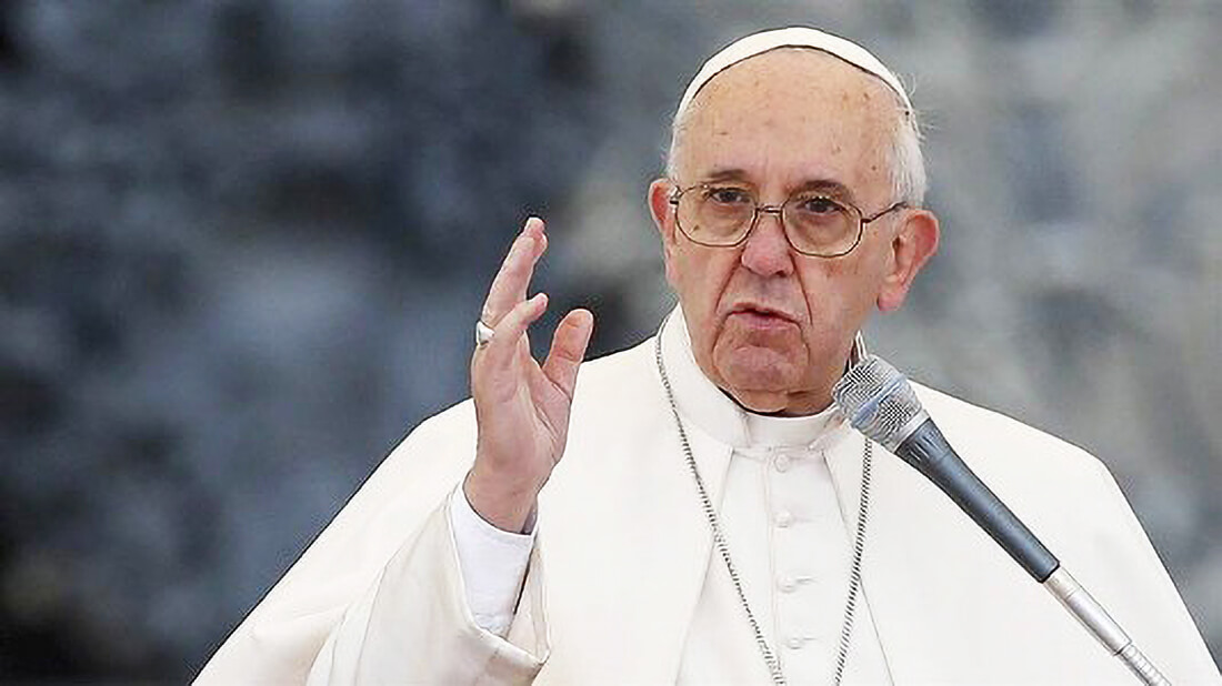 Capa Haddad presenteia papa Francisco com cuia de chimarrão