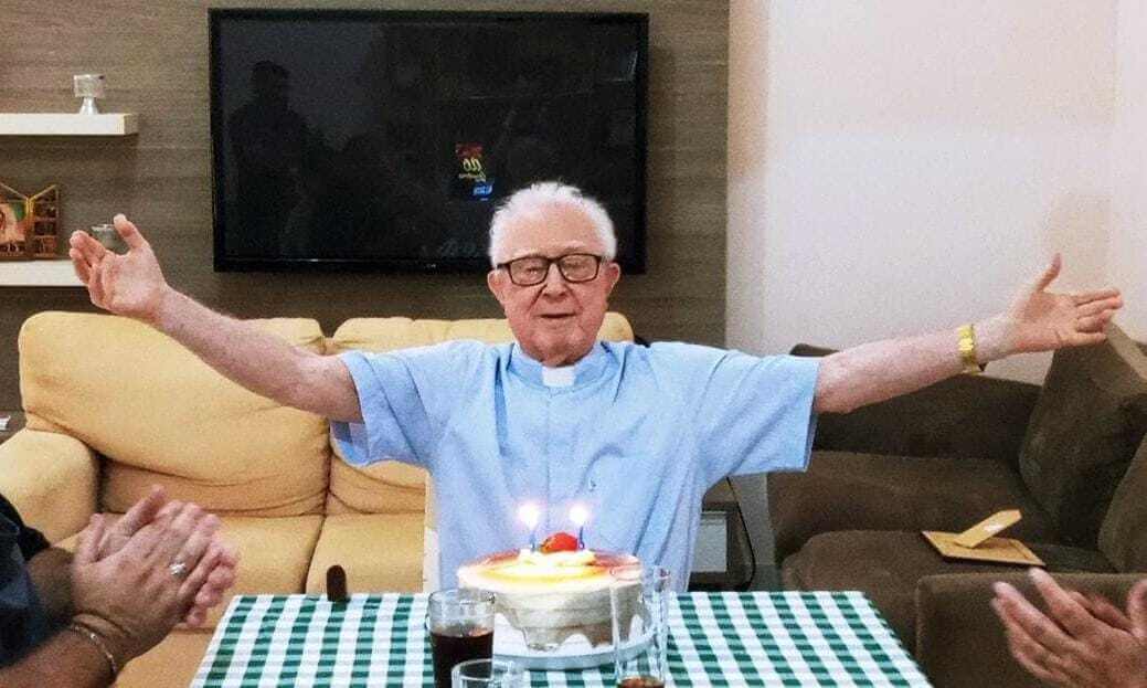 Capa Parabéns, Padre Angelim!