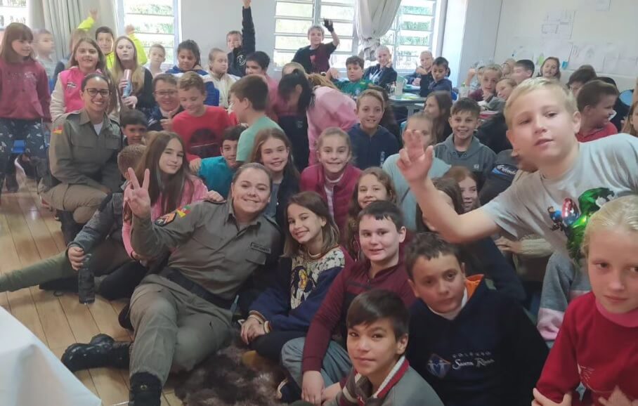 Capa Brigada Militar realiza conversa com alunos na escola de Esperança do Sul